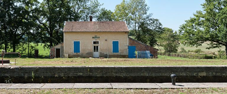 Vue de face de la maison éclusière. © Pierre-Marie Barbe-Richaud / Région Bourgogne-Franche-Comté, Inventaire du patrimoine - 2011