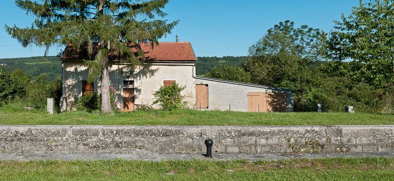 Vue de face de la maison éclusière. © Pierre-Marie Barbe-Richaud / Région Bourgogne-Franche-Comté, Inventaire du patrimoine - 2011
