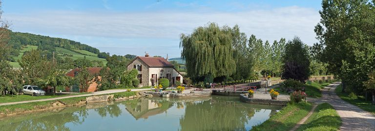 Vue du site d'écluse depuis l'amont. © Pierre-Marie Barbe-Richaud / Région Bourgogne-Franche-Comté, Inventaire du patrimoine - 2011