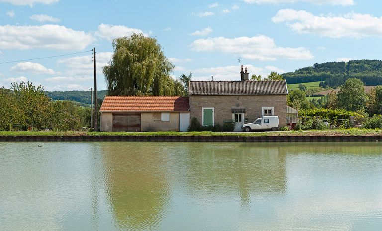 Vue de face de la maison de garde. © Pierre-Marie Barbe-Richaud / Région Bourgogne-Franche-Comté, Inventaire du patrimoine - 2011