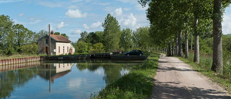 Vue du site d'écluse depuis l'amont. © Pierre-Marie Barbe-Richaud / Région Bourgogne-Franche-Comté, Inventaire du patrimoine - 2011