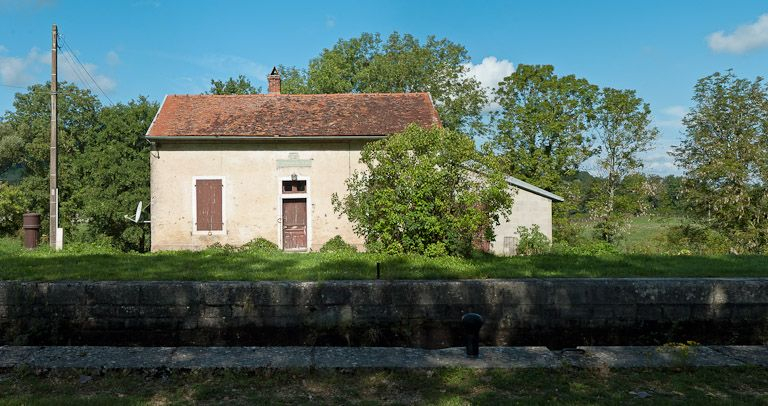 Vue de face de la maison éclusière. © Pierre-Marie Barbe-Richaud / Région Bourgogne-Franche-Comté, Inventaire du patrimoine - 2011