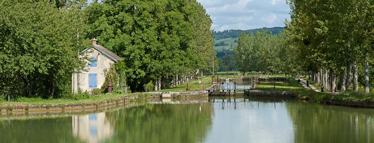 Vue du site d'écluse depuis l'amont. © Pierre-Marie Barbe-Richaud / Région Bourgogne-Franche-Comté, Inventaire du patrimoine - 2011