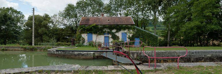Vue de face de la maison éclusière. © Pierre-Marie Barbe-Richaud / Région Bourgogne-Franche-Comté, Inventaire du patrimoine - 2011