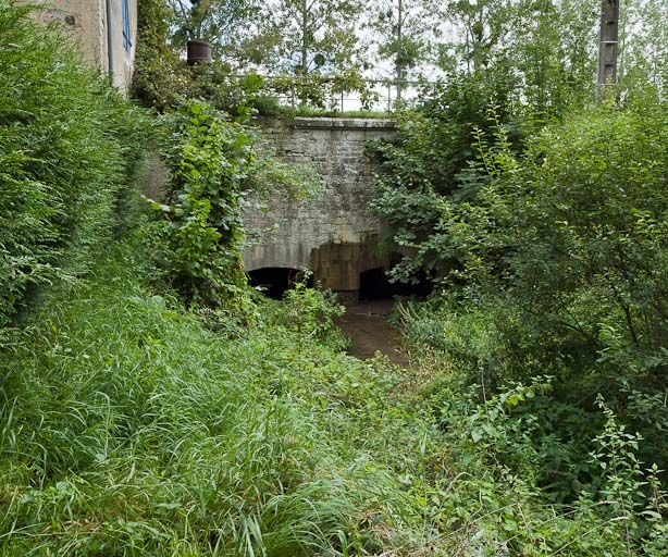 Vue de l'aqueduc passant sous le site d'écluse. © Pierre-Marie Barbe-Richaud / Région Bourgogne-Franche-Comté, Inventaire du patrimoine - 2011
