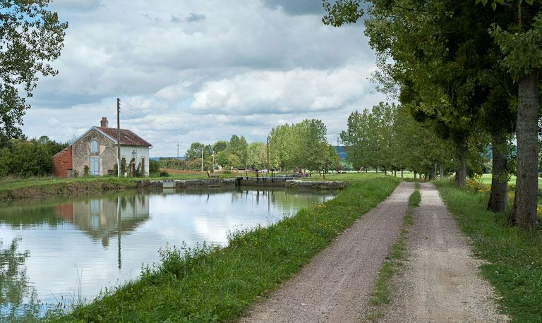 Vue du site d'écluse depuis l'amont. © Pierre-Marie Barbe-Richaud / Région Bourgogne-Franche-Comté, Inventaire du patrimoine - 2011