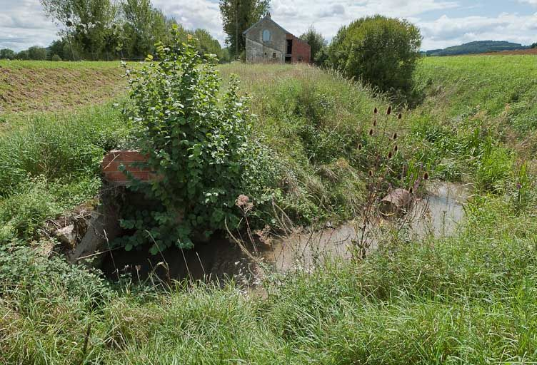 Vue de la rigole d'alimentation se déversant en aval du site d'écluse. © Pierre-Marie Barbe-Richaud / Région Bourgogne-Franche-Comté, Inventaire du patrimoine - 2011