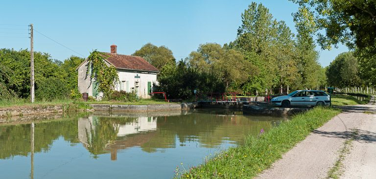 Vue du site d'écluse depuis l'amont. © Pierre-Marie Barbe-Richaud / Région Bourgogne-Franche-Comté, Inventaire du patrimoine - 2011