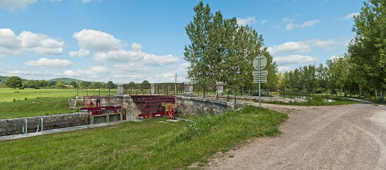Vue du pont depuis l'amont. © Pierre-Marie Barbe-Richaud / Région Bourgogne-Franche-Comté, Inventaire du patrimoine - 2011