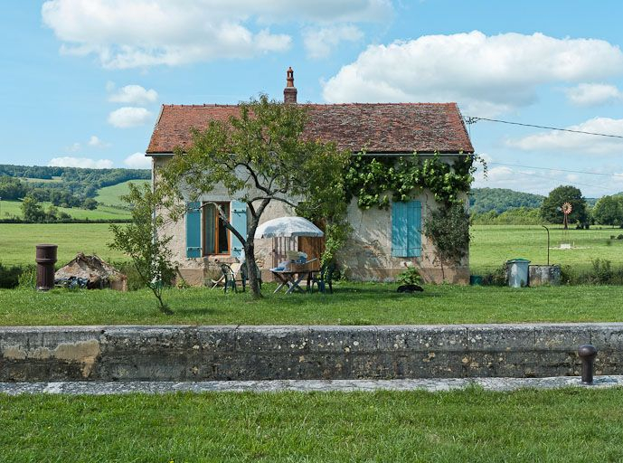 Vue de face de la maison éclusière. © Pierre-Marie Barbe-Richaud / Région Bourgogne-Franche-Comté, Inventaire du patrimoine - 2011