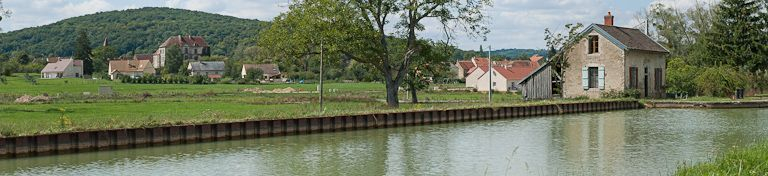 Vue du site d'écluse et du château de Venarey (IA21003512) à l'arrière-plan. © Pierre-Marie Barbe-Richaud / Région Bourgogne-Franche-Comté, Inventaire du patrimoine - 2011