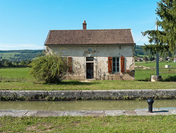 Vue de face de la maison éclusière. © Pierre-Marie Barbe-Richaud / Région Bourgogne-Franche-Comté, Inventaire du patrimoine - 2011