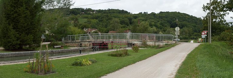 Vue du pont depuis l'amont. © Pierre-Marie Barbe-Richaud / Région Bourgogne-Franche-Comté, Inventaire du patrimoine - 2011