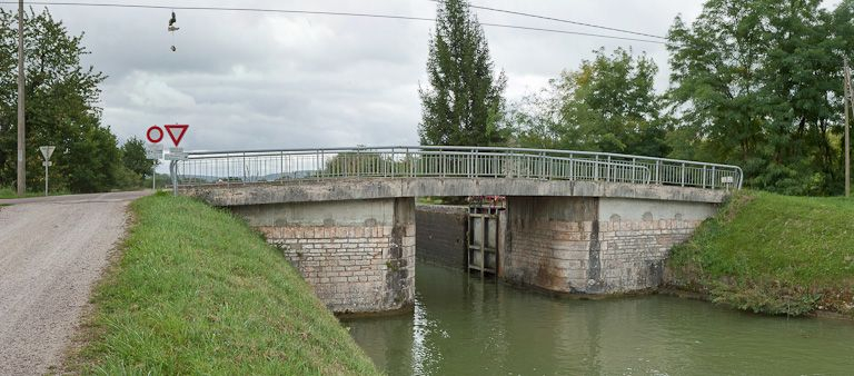 Vue du pont depuis l'aval. © Pierre-Marie Barbe-Richaud / Région Bourgogne-Franche-Comté, Inventaire du patrimoine - 2011