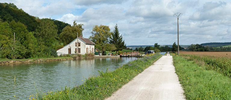 Vue du site d'écluse depuis l'amont. © Pierre-Marie Barbe-Richaud / Région Bourgogne-Franche-Comté, Inventaire du patrimoine - 2011