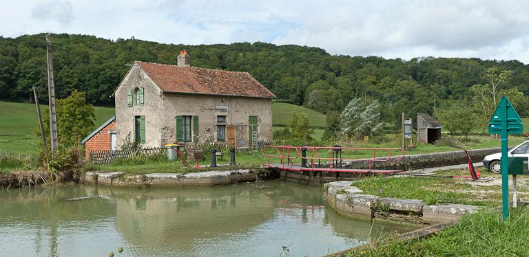 Vue du site d'écluse depuis l'amont. © Pierre-Marie Barbe-Richaud / Région Bourgogne-Franche-Comté, Inventaire du patrimoine - 2011