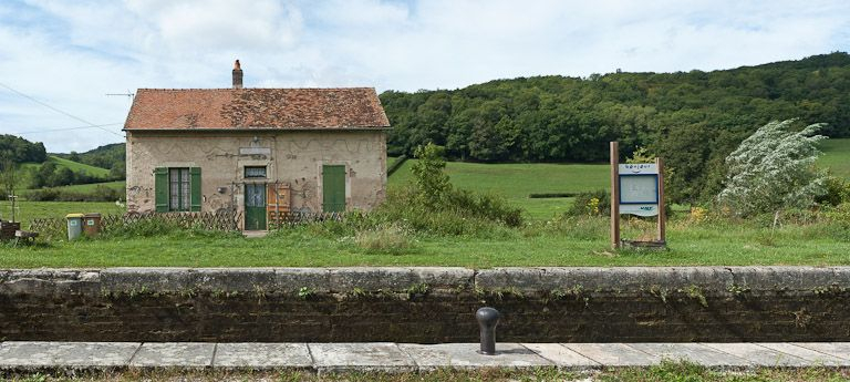 Vue de face de la maison éclusière. © Pierre-Marie Barbe-Richaud / Région Bourgogne-Franche-Comté, Inventaire du patrimoine - 2011