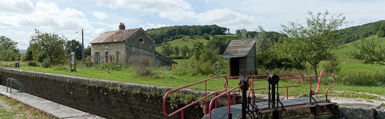 Vue d'ensemble du site d'écluse. © Pierre-Marie Barbe-Richaud / Région Bourgogne-Franche-Comté, Inventaire du patrimoine - 2011