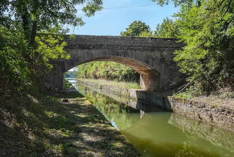Vue du pont depuis l'amont. © Pierre-Marie Barbe-Richaud / Région Bourgogne-Franche-Comté, Inventaire du patrimoine - 2012