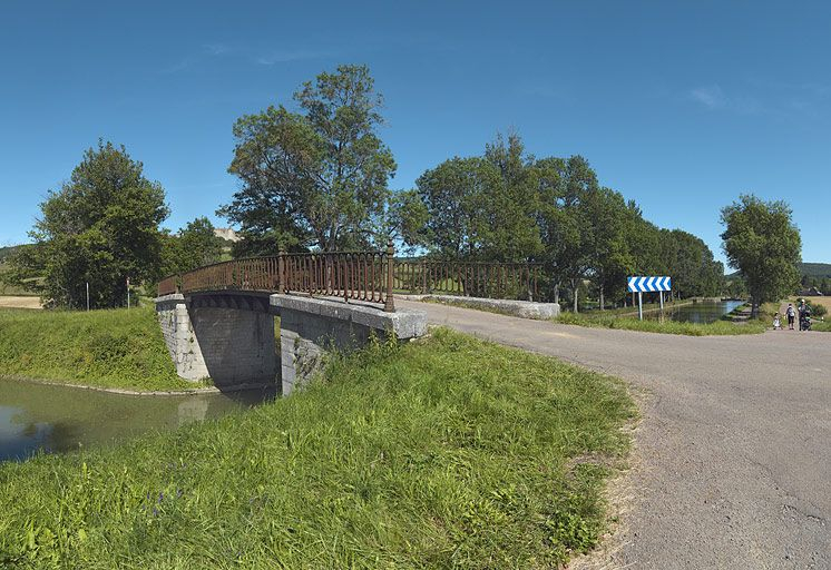 Vue d'ensemble avec château de Châteauneuf en arrière-plan. © Thierry Kuntz / Région Bourgogne-Franche-Comté, Inventaire du patrimoine - 2012