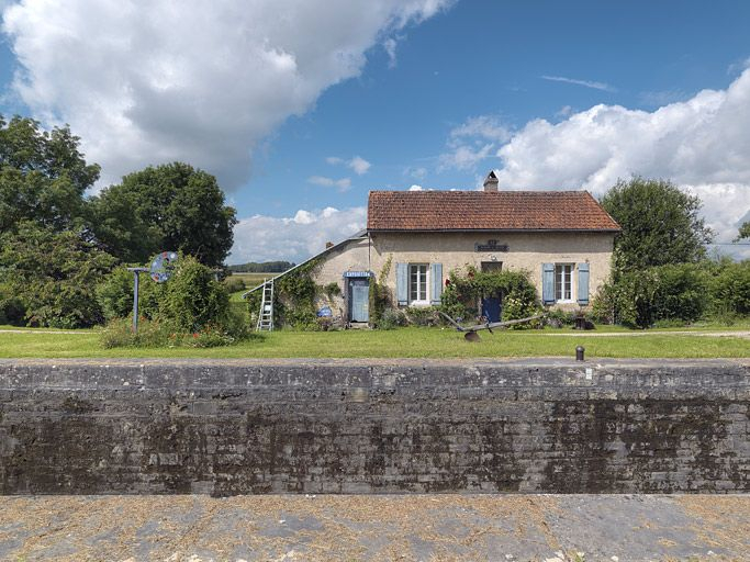 Maison éclusière de face. © Thierry Kuntz / Région Bourgogne-Franche-Comté, Inventaire du patrimoine - 2012