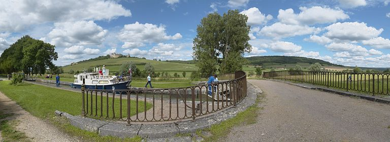 Pont sur écluse. Le château de Châteauneuf en arrière-plan. © Thierry Kuntz / Région Bourgogne-Franche-Comté, Inventaire du patrimoine - 2012