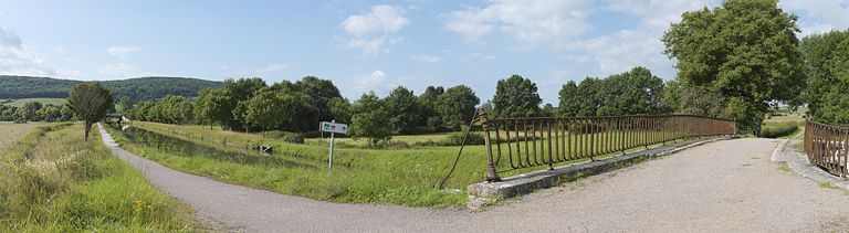 Réseau hydraulique autour de la rigole du Tillot avec pont autoroutier au fond. Pont routier sur écluse à droite. © Thierry Kuntz / Région Bourgogne-Franche-Comté, Inventaire du patrimoine - 2012