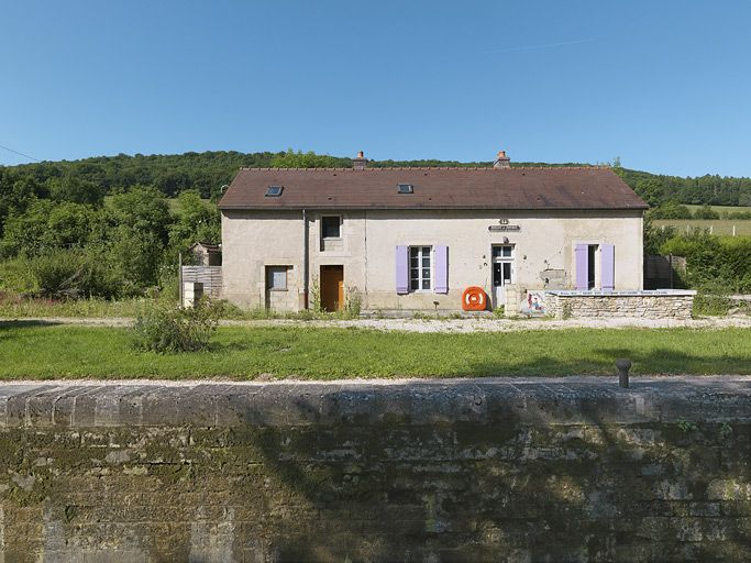 Maison éclusière de face. © Thierry Kuntz / Région Bourgogne-Franche-Comté, Inventaire du patrimoine - 2012