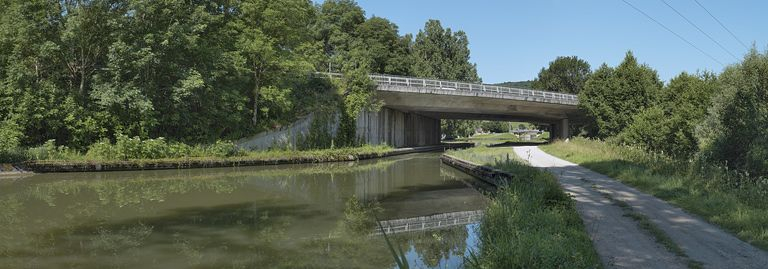 Le viaduc autoroutier dans son environnement. Derrière lui, un pont routier isolé. © Thierry Kuntz / Région Bourgogne-Franche-Comté, Inventaire du patrimoine - 2012