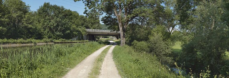 Le viaduc autoroutier dans son environnement. Derrière lui, un pont routier isolé. © Thierry Kuntz / Région Bourgogne-Franche-Comté, Inventaire du patrimoine - 2012