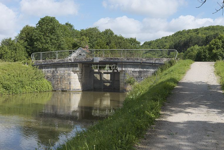 Vue d'ensemble du pont sur écluse. © Thierry Kuntz / Région Bourgogne-Franche-Comté, Inventaire du patrimoine - 2012