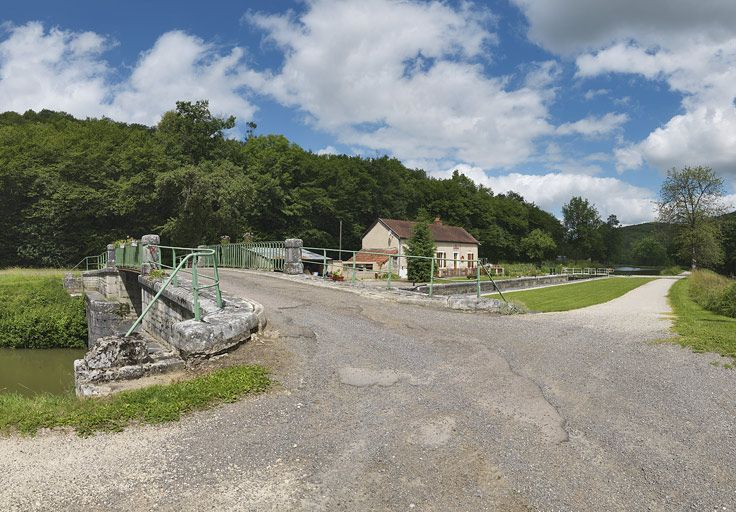 Vue d'ensemble du site d'écluse prise de l'aval, avec le pont sur écluse. © Thierry Kuntz / Région Bourgogne-Franche-Comté, Inventaire du patrimoine - 2012