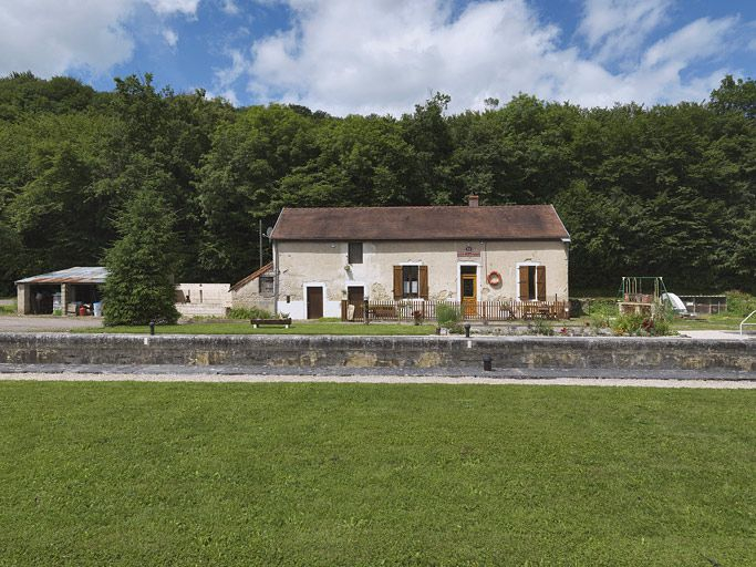 Maison éclusière vue de face. © Thierry Kuntz / Région Bourgogne-Franche-Comté, Inventaire du patrimoine - 2012