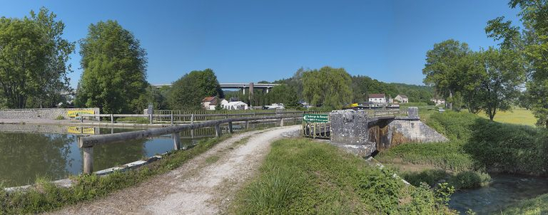 Le pont-canal vu d'aval. A droite : l'Ouche qui passe sous le pont-canal. © Thierry Kuntz / Région Bourgogne-Franche-Comté, Inventaire du patrimoine - 2012