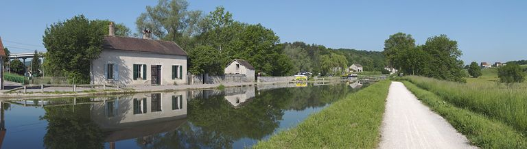Panorama sur le site de Pont-d'Ouche : le viaduc autoroutier ; la maison du conducteur, le pont-canal. © Thierry Kuntz / Région Bourgogne-Franche-Comté, Inventaire du patrimoine - 2012