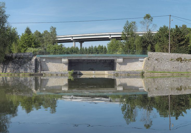 Le viaduc surplombant le pont sur l'ancienne gare d'eau des houillères d'Epinac. © Thierry Kuntz / Région Bourgogne-Franche-Comté, Inventaire du patrimoine - 2012