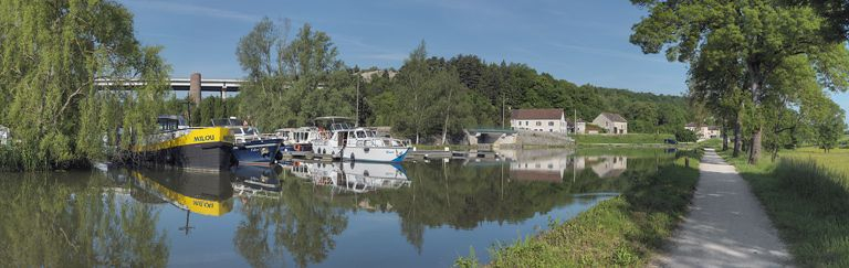 Le port de Pont-d'Ouche. En arrière-plan, la cheminée des anciennes houillères d'Epinac, devant le viaduc autoroutier. Pont sur la gare d'eau des houillères en face. © Thierry Kuntz / Région Bourgogne-Franche-Comté, Inventaire du patrimoine - 2012