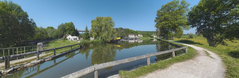 Le port de Pont-d'Ouche. Le viaduc autoroutier surplombe la cheminée des anciennes houillères d'Epinac. © Thierry Kuntz / Région Bourgogne-Franche-Comté, Inventaire du patrimoine - 2012