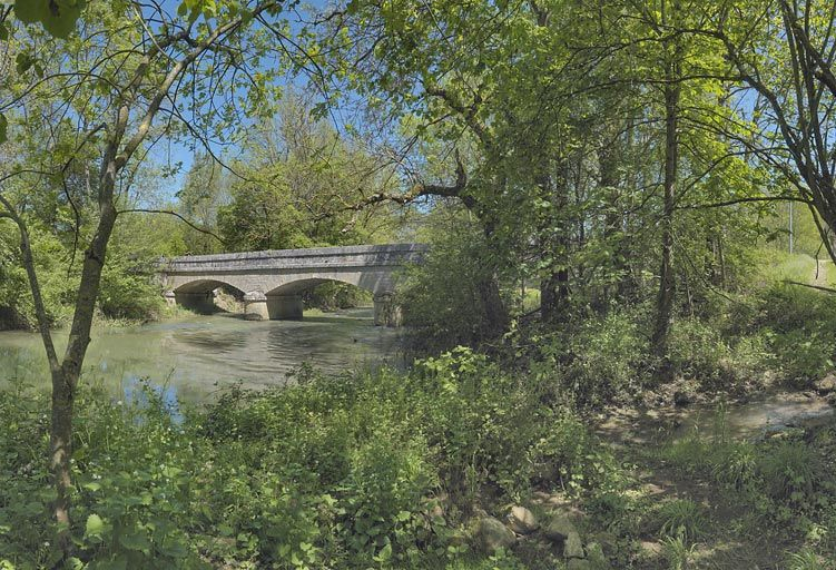 Pont isolé sur l'Ouche à droite. © Thierry Kuntz / Région Bourgogne-Franche-Comté, Inventaire du patrimoine - 2012