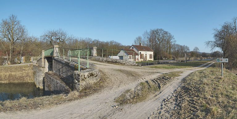 Le site d'écluse vu d'aval, avec son pont. © Thierry Kuntz / Région Bourgogne-Franche-Comté, Inventaire du patrimoine - 2012