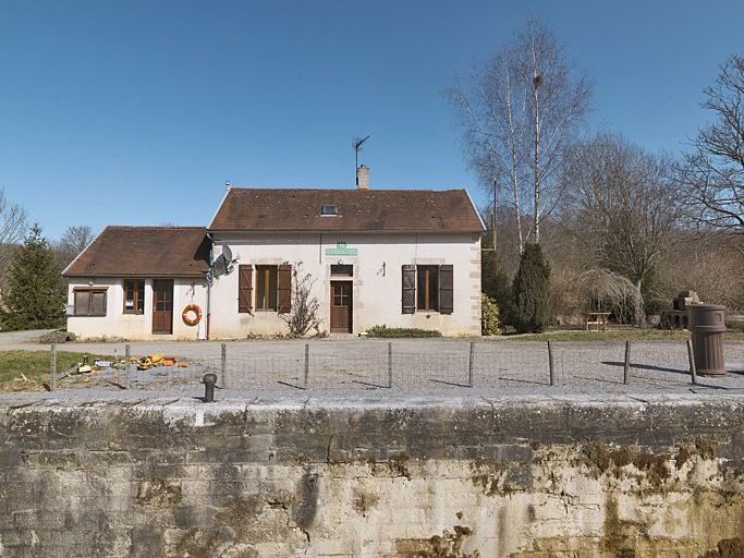 La maison éclusière de face. © Thierry Kuntz / Région Bourgogne-Franche-Comté, Inventaire du patrimoine - 2012
