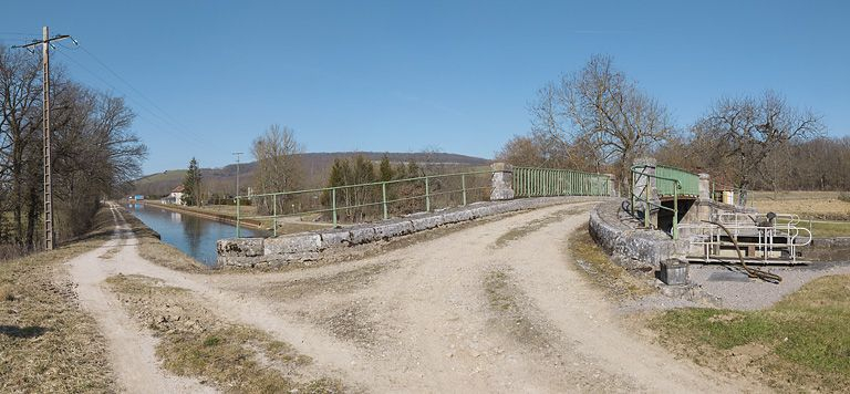 Le pont sur écluse vu d'amont. © Thierry Kuntz / Région Bourgogne-Franche-Comté, Inventaire du patrimoine - 2012