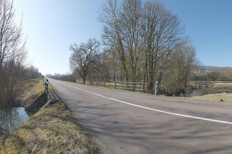 Le pont sur un bras de la Brionne. On distingue l'autre bras qui vient vers le devant de l'image. © Thierry Kuntz / Région Bourgogne-Franche-Comté, Inventaire du patrimoine - 2012