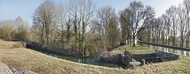 Arrivée de la Brionne vers le canal. Une partie de l'eau passe sous le canal, une autre partie vient alimenter un contre-fossé le long du canal. © Thierry Kuntz / Région Bourgogne-Franche-Comté, Inventaire du patrimoine - 2012