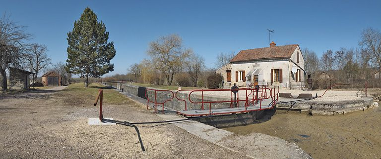 Le site d'écluse vu d'amont avec sa remise. © Thierry Kuntz / Région Bourgogne-Franche-Comté, Inventaire du patrimoine - 2012