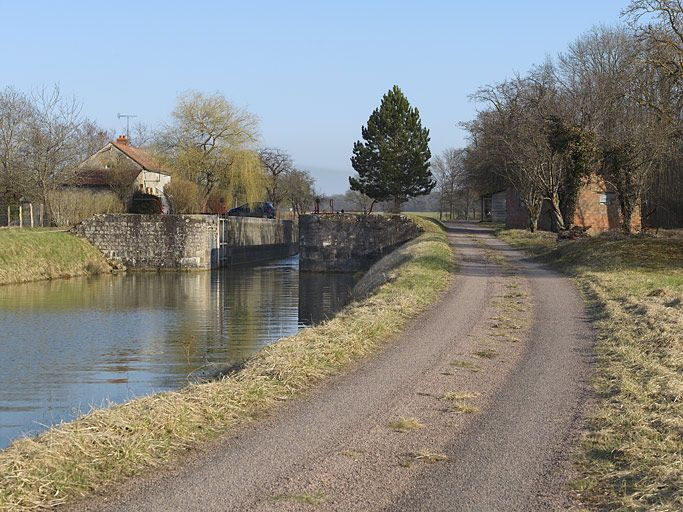Le site d'écluse vu d'aval avec sa remise. © Thierry Kuntz / Région Bourgogne-Franche-Comté, Inventaire du patrimoine - 2012