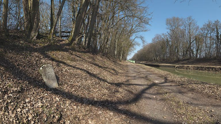 La borne 139 et l'entrée de la tranchée du Creusot. © Thierry Kuntz / Région Bourgogne-Franche-Comté, Inventaire du patrimoine - 2012