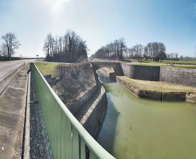 Le pont en pierre de l'aval. On voit les différents niveaux de la tranchée : canal, banquette de halage et sommet. © Thierry Kuntz / Région Bourgogne-Franche-Comté, Inventaire du patrimoine - 2012