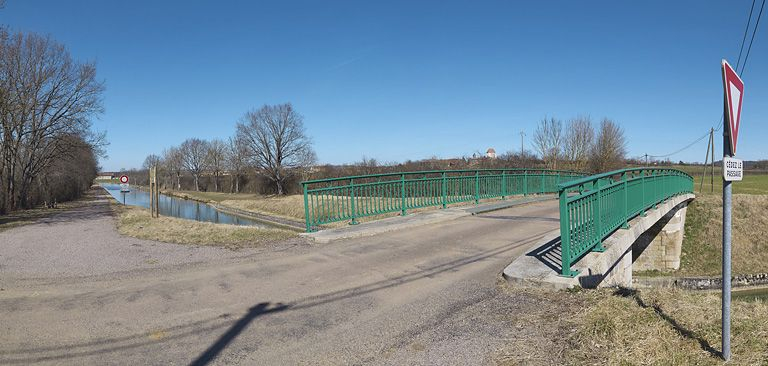 Vue d'ensemble du pont. A l'arrière-plan : Saint-Thibault. © Thierry Kuntz / Région Bourgogne-Franche-Comté, Inventaire du patrimoine - 2012