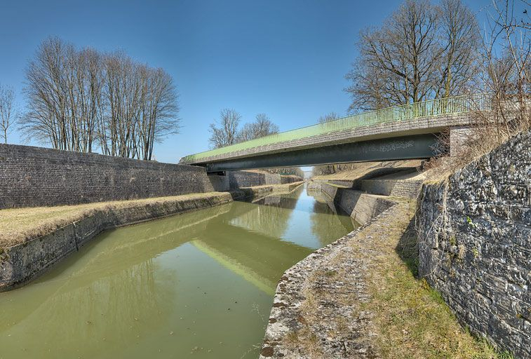 Vue d'ensemble du pont moderne : on distingue les différents niveaux de la tranchée. © Thierry Kuntz / Région Bourgogne-Franche-Comté, Inventaire du patrimoine - 2012